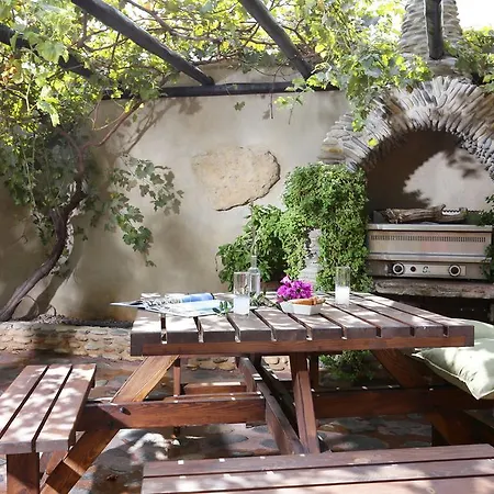 Astrolithos Guest house *